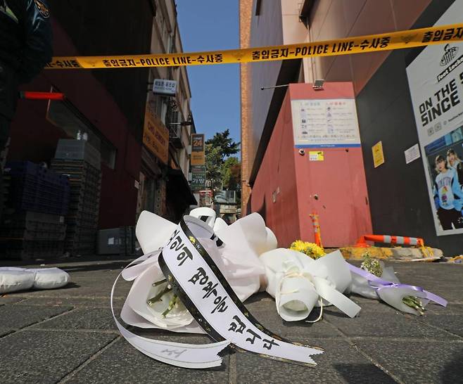 30일 오후 서울 용산구 이태원 압사 사고 현장에 시민들이 놓고간 근조화가 놓여 있다. /사진=뉴시스