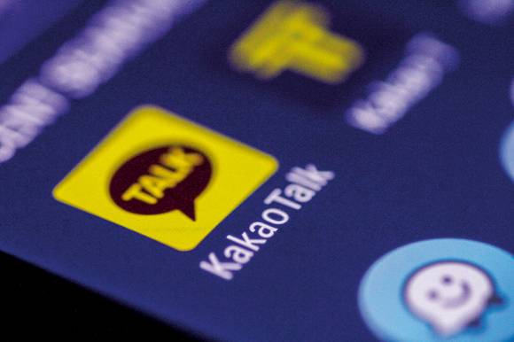 카카오톡의 국내 시장 점유율은 90% 이상으로 압도적이다./ 사진=로이터
