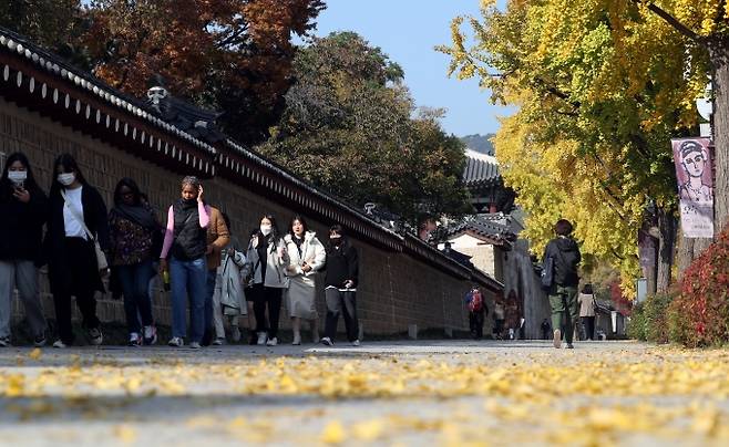 오는 31일 전국 기온은 평년(최저기온 2~12도, 최고기온 16~20도)보다 비슷하거나 높은 수준을 유지할 것으로 예상된다. 사진은 완연한 가을 날씨를 보인 지난 28일 오후 서울 종로구 경복궁 인근의 모습. /사진=뉴스1