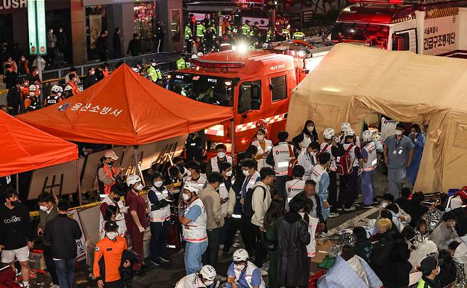 지난 29일 오후 서울 용산구 이태원동 일대에 핼러윈을 맞아 인파가 몰려 사고가 발생했다. 30일 새벽 현장에 급파된 의료진들이 부상자 구조활동을 하고 있다. [연합]