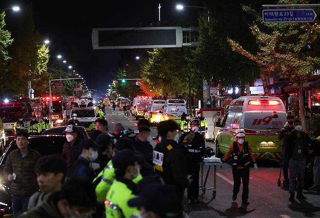 30일 오전 서울 용산구 이태원 핼러윈 데이 인명사고 현장에 교통과 사람 이동이 제한된 채 구급차가 모여있다. [연합]