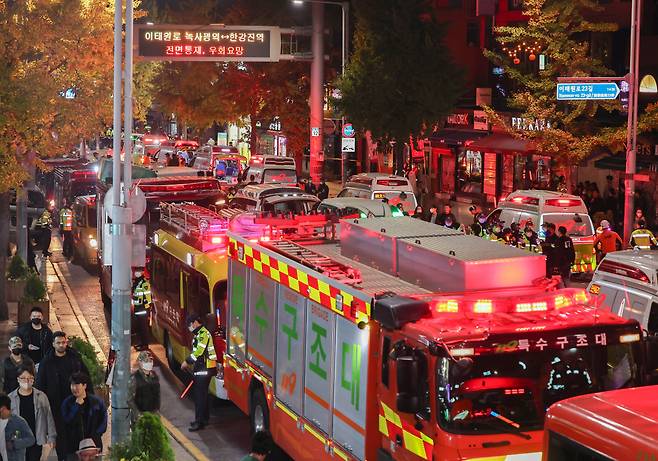 지난 29일 오후 서울 용산구 이태원동 일대에 핼러윈을 맞아 인파가 몰려 사고가 발생했다. 30일 새벽 소방 대응 3단계가 발령된 사고 현장에 급파된 119 구조대원들이 희생자 구조활동을 하고 있다. [연합]