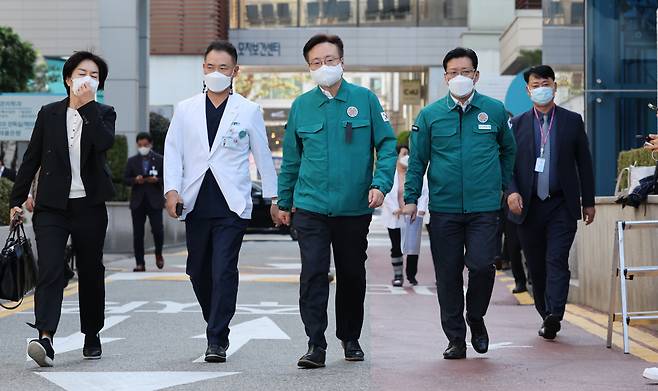 조규홍 보건복지부 장관이 30일 오후 이태원 압사 참사 사망자들이 안치된 서울 용산구 순천향대학교서울병원을 방문하고 있다. [연합]