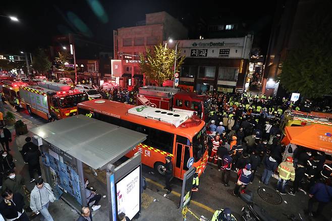 [서울=뉴시스] 김진아 기자 = 지난 29일 밤 서울 용산구 이태원 일대에서 대규모 심정지 사고가 발생해 30일 새벽 경찰 및 소방구급 대원들이 현장을 수습하고 있다. 경찰에 따르면 이날 이태원에는 10만명 이상의 인파가 몰렸다. 2022.10.30. bluesoda@newsis.com