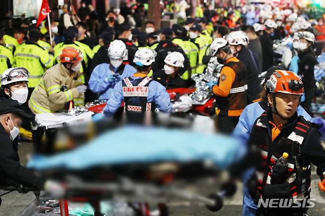 [서울=뉴시스] 김진아 기자 = 지난 29일 밤 서울 용산구 이태원 일대에서 대규모 압사사고가 발생해 30일 새벽 소방구급 대원들이 현장을 수습하고 있다. 30일 오전 4시 기준 이태원 핼러윈 압사 사고와 관련해 146명이 사망한 것으로 확인됐다. 부상자는 150명으로 사망자는 더 늘 것으로 보인다. 2022.10.30. bluesoda@newsis.com