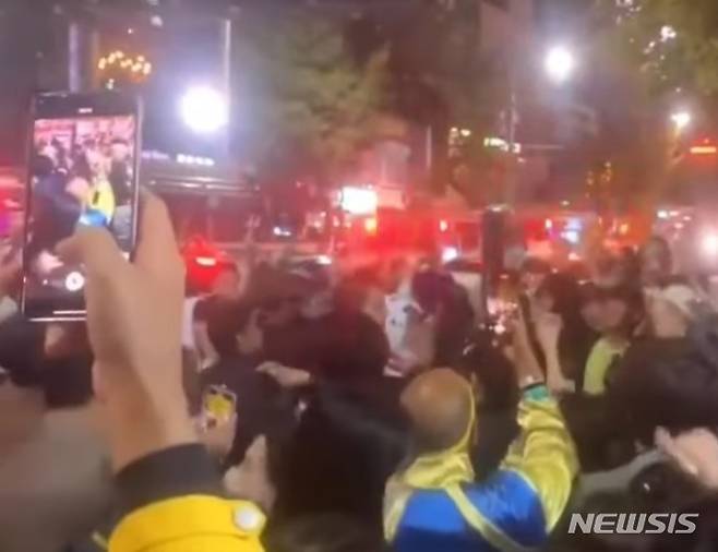 [서울=뉴시스] 전재훈 기자 = 지난 29일 서울 용산구 이태원 헤밀톤호텔 인근에서 대규모 압사 사고가 발생한 가운데 일부 시민들이 구조 현장에서 노래를 부르며 춤추는 영상이 공개돼 시민들의 공분을 사고 있다. (사진=SNS 캡쳐) 2022.10.30.