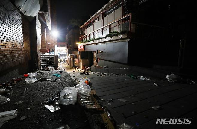 [서울=뉴시스] 김진아 기자 = 지난 29일 밤 서울 용산구 이태원 일대에서 대규모 압사사고가 발생했다. 사진은 30일 새벽 사고현장. 30일 오전 2시40분 기준 이태원 핼러윈 압사 사고와 관련해 120명이 사망한 것으로 확인됐다. 부상자는 100명으로 사망자는 더 늘 것으로 보인다. 2022.10.30. bluesoda@newsis.com