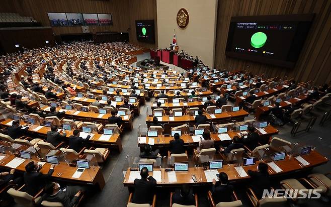 [서울=뉴시스] 김선웅 기자 = 27일 서울 여의도 국회에서 열린 본회의에서 공직자윤리법 일부개정법률안이 통과되고 있다. (공동취재사진) 2022.10.27. photo@newsis.com