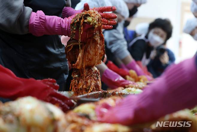 [서울=뉴시스] 이영환 기자 = 27일 오후 서울 관악구 두리하나 국제학교에서 기획재정부 복권위원회와 동행복권 주최로 열린 '김장 담그기 & 나눔' 봉사에서 참석자들이 김장을 하고 있다. 2022.10.27. 20hwan@newsis.com