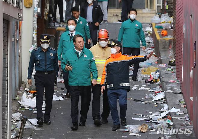 [서울=뉴시스] 김금보 기자 = 윤석열 대통령이 30일 오전 서울 용산구 이태원 압사 사고 현장을 살펴보고 있다. 2022.10.30. kgb@newsis.com