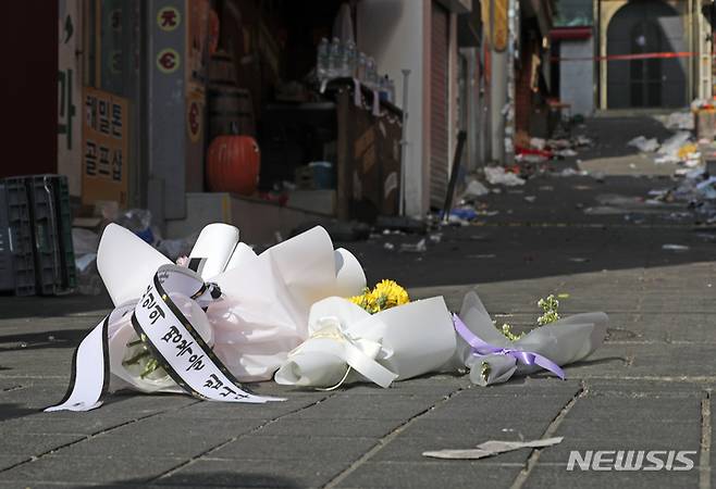 [서울=뉴시스] 김금보 기자 = 30일 오후 서울 용산구 이태원 압사 사고 현장에 시민들이 놓고간 근조화가 놓여 있다.  2022.10.30. kgb@newsis.com