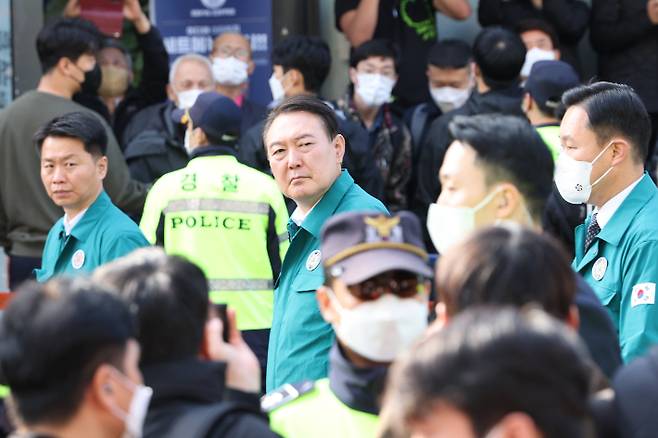 윤석열 대통령이 30일 서울 용산구 이태원동 '핼러윈 인파' 압사 사고 현장을 둘러보고 있다. 연합뉴스