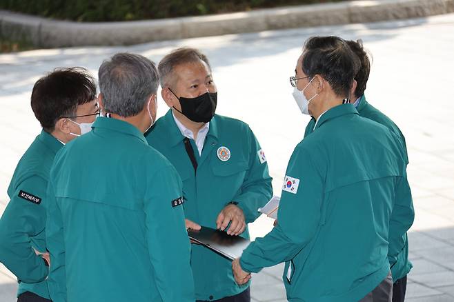 윤석열 대통령 주재로 광화문 정부서울청사 상황실에 설치된 사고수습본부에서 대책회의를 마친 한덕수 국무총리와 박진 외교부 장관, 이상민 행안부 장관, 박보균 문화체육관광부 장관, 조규홍 보건복지부 장관, 방문규 국무조정실장 등이 대화하고 있다.   연합뉴스