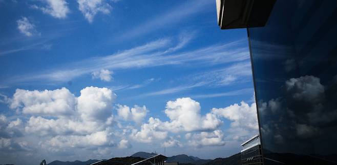 지난 29일 오후 경남 창원시 성산구 한 건물에서 바라본 하늘에 많은 구름이 보인다.   연합뉴스