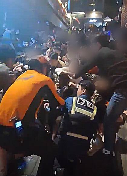 29일 밤 서울 용산구 이태원 한복판에서 심정지 환자가 대규모로 발생했다. 3년 만에 첫 ‘야외 노마스크’ 핼러윈을 맞아 인파가 몰리면서 대규모 압사사고가 일어난 것으로 추정된다. 사진은 사고 당시 모습. 2022.10.30 SNS 캡처