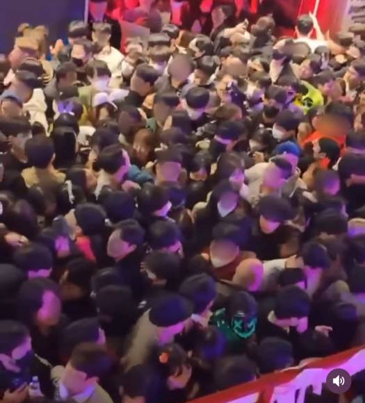 이태원 사고현장에서 시민들이 밀집된 상태로 움직이지 못하고 있다.  SNS캡쳐