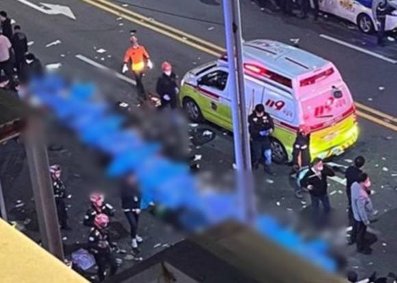 - 29일 밤 서울 용산구 이태원 한복판에서 심정지 환자가 대규모로 발생했다. 3년 만에 첫 ‘야외 노마스크’ 핼러윈을 맞아 인파가 몰리면서 대규모 압사사고가 일어난 것으로 추정된다. 사진은 사고 당시 모습. 2022.10.30 SNS 캡처