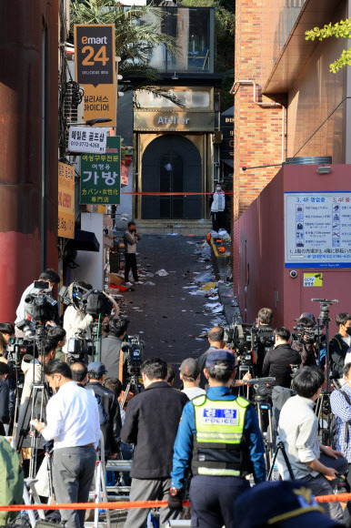 30일 서울 용산구 이태원동 ‘핼러윈 인파’ 압사 사고 현장 부근에 취재진이 대기하고 있다. 연합뉴스