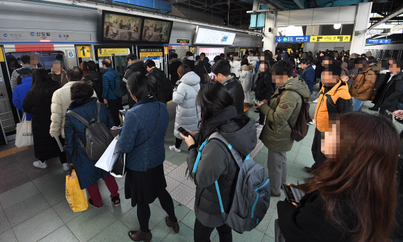 전국철도노동조합이 임금 및 단체교섭 무산에 따라 11월 말 또는 12월 초 총파업을 포함한 총력투쟁을 예고했다. 철도파업 이틀째인 11월 21일 서울 지하철 1호선 신도림역이 출근하는 시민들로 붐비고 있다. 2019.11.21 오장환 기자 5zzang@seoul.co.kr