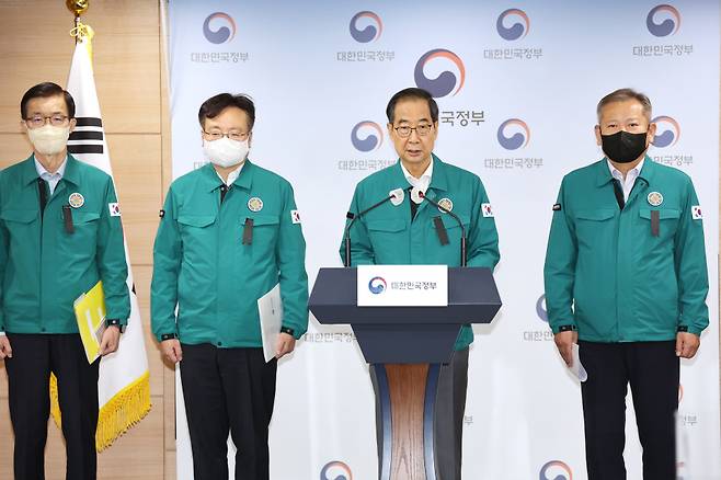 (왼쪽부터) 조규홍 보건복지부 장관, 한덕수 국무총리, 이상민 행정안전부 장관이 30일 서울 종로구 정부서울청사에서 이태원 핼러윈 압사 참사 관련 중앙재난안전대책본부(중대본) 회의 결과 긴급브리핑을 갖고 있다. ⓒ연합뉴스