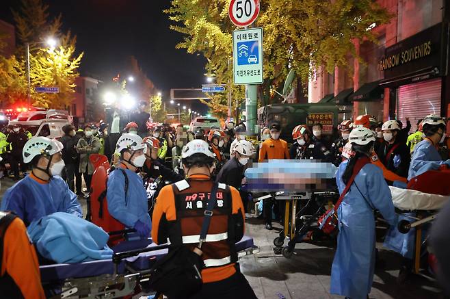 지난 29일 발생한 서울 용산구 이태원 핼러윈 인명사고 현장에서 부상자가 병원으로 후송되고 있다. ⓒ연합뉴스