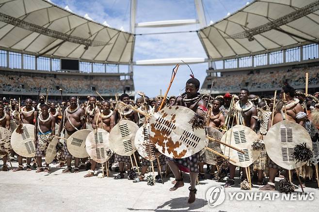 미수줄루 줄루족 왕 대관식 축제 (더반 AFP=연합뉴스) 29일(현지시간) 남아공 더반의 모제스 마비다 스타디움에서 왕실 근위대인 아마부토가 전통 복장을 한 채 도열해 있다. 2022.10.29 photo@yna.co.kr