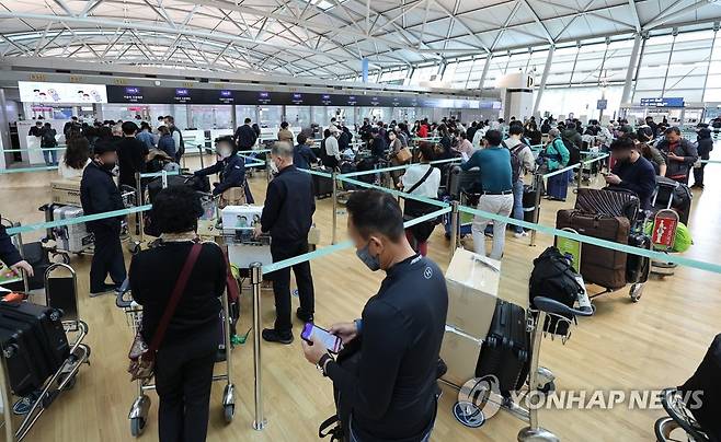 지난 26일 영종도 인천국제공항 제1여객터미널 출국장이 해외 여행객들로 붐비고 있다. [연합뉴스 자료사진]