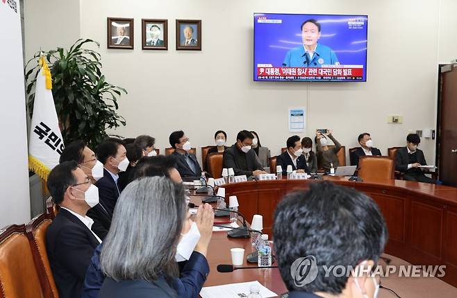 윤석열 대통령의 긴급 대국민담화 발표 시청하는 국민의힘 (서울=연합뉴스) 하사헌 기자 = 국민의힘 정진석 비상대책위원장과 비대위원들이 30일 오전 서울 여의도 국회에서 열린 이태원 사고 관련 긴급 비상대책위원회의에서 윤석열 대통령의 '이태원 압사 참사' 관련 긴급 대국민담화 발표 방송을 시청하고 있다. 2022.10.30 toadboy@yna.co.kr