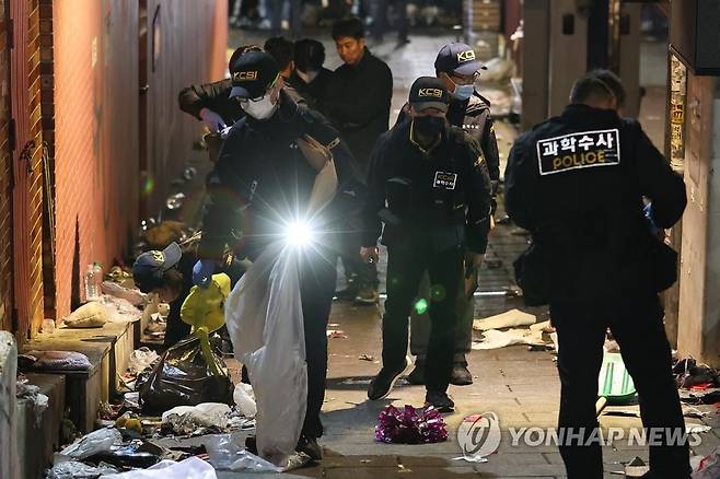 이태원 인명사고 현장 살펴보는 과학수사대 (서울=연합뉴스) 서대연 기자 = 30일 오전 과학수사대원 등 경찰들이 서울 용산구 이태원 인명사고 현장을 살펴보고 있다. 2022.10.30 dwise@yna.co.kr