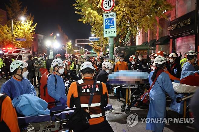 환자후송하는 구급대원 (서울=연합뉴스) 서대연 기자 = 지난 29일 발생한 서울 용산구 이태원 핼러윈 인명사고 현장에서 부상자가 병원으로 후송되고 있다. 2022.10.30 pdj6635@yna.co.kr