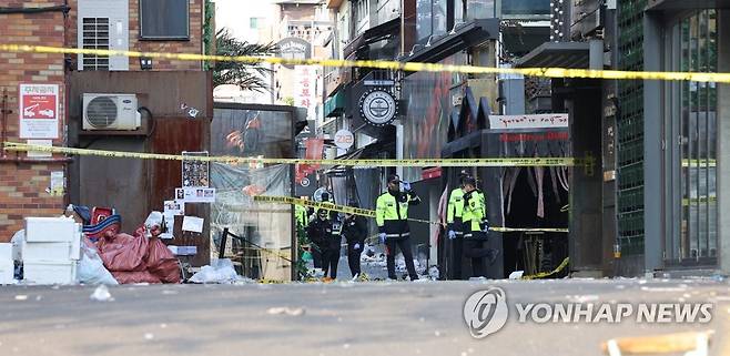 이태원 사고 현장 (서울=연합뉴스) 한상균 기자 = 30일 용산구 이태원 압사 사고 현장을 경찰이 통제하고 있다. 
    29일 밤 이태원동 일대에 핼러윈 인파가 한꺼번에 몰리면서 140명 이상이 사망하는 대규모 압사 참사가 났다. 2022.10.30 xyz@yna.co.kr