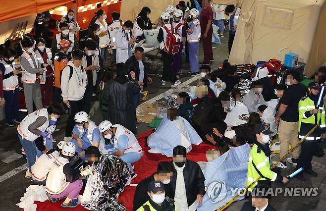 치료 받는 이태원 인명사고 부상자 (서울=연합뉴스) 박동주 기자 = 지난 29일 발생한 서울 용산구 이태원 핼러윈 인명사고에서 구조된 부상자들이 현장 인근에서 치료를 받고 있다. 2022.10.30 pdj6635@yna.co.kr