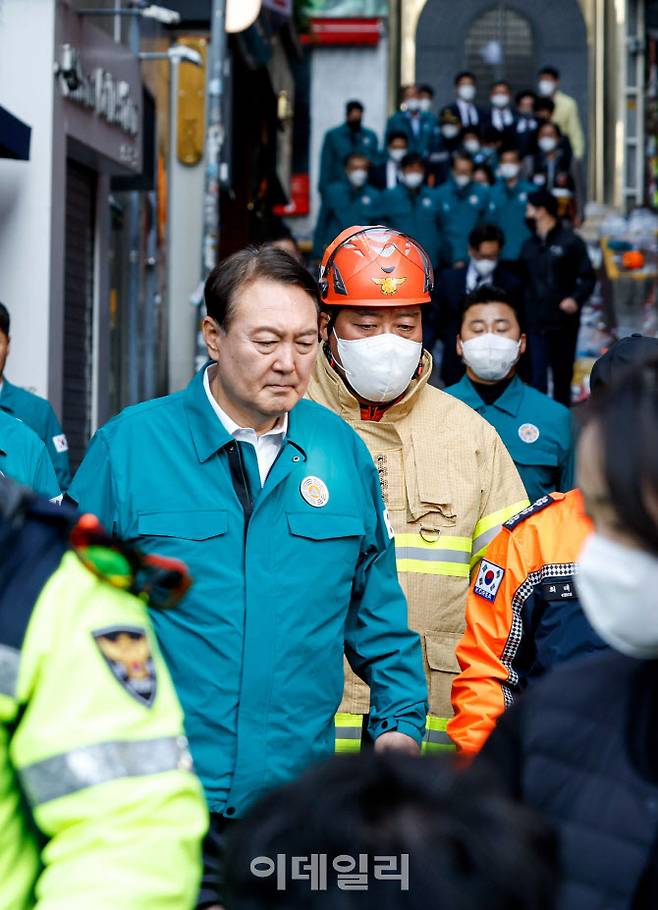 핼러윈을 앞두고 이태원 일대에 대형 압사 참사가 발생한 30일 서울 용산구 이태원 일대를 찾은 윤석열 대통령이 현장을 둘러보고 있다. (사진=이데일리DB)