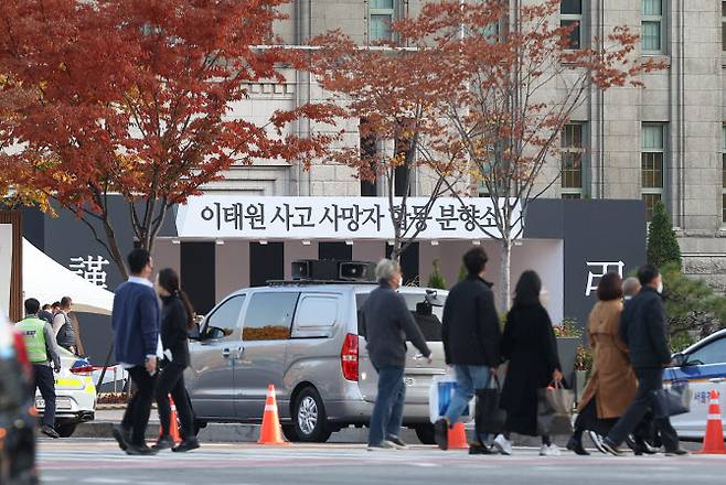 31일 오전 서울광장에 이태원 압사 사고 합동 분향소가 설치되고 있다. (사진=연합뉴스)