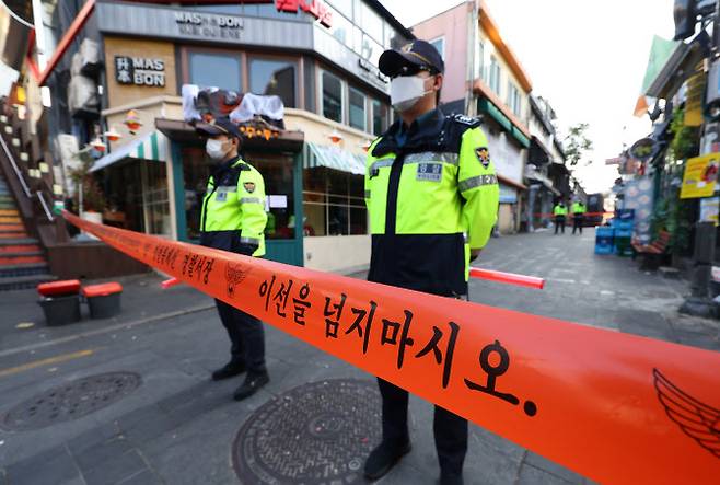 31일 오전 경찰 관계자들이 서울 용산구 이태원 세계음식문화거리 출입을 통제하고 있다. (사진=연합뉴스)