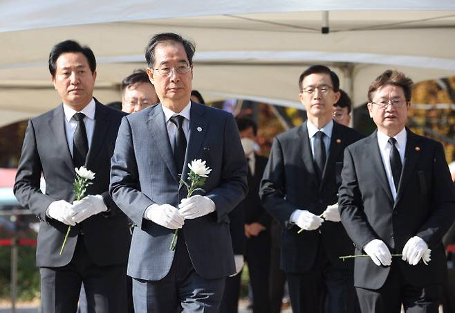 한덕수 국무총리가 31일 서울시청 광장에 마련된 ‘이태원 압사 참사’ 정부합동분향소를 방문해 조문하고 있다.(사진 = 연합뉴스)