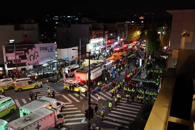 지난 29일 오후 서울 용산구 이태원동 일대에 핼러윈을 맞아 인파가 몰려 대규모 인명사고가 발생, 현장이 통제되고 있다. (사진=연합뉴스)