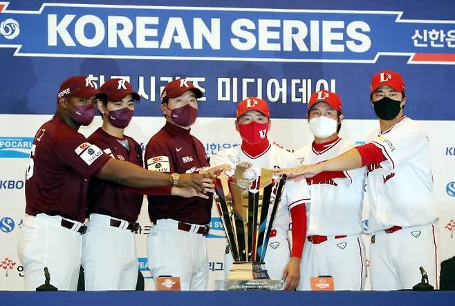 31일 오후 인천시 미추홀구 그랜드오스티엄에서 열린 ‘2022 KBO 한국시리즈 미디어데이’에서 키움 히어로즈 외야수 야시엘 푸이그(왼쪽부터), 외야수 이정후, 홍원기 감독, SSG 랜더스 김원형 감독, 내야수 최정, 외야수 한유섬이 기념촬영을 하고 있다. (사진=연합뉴스)