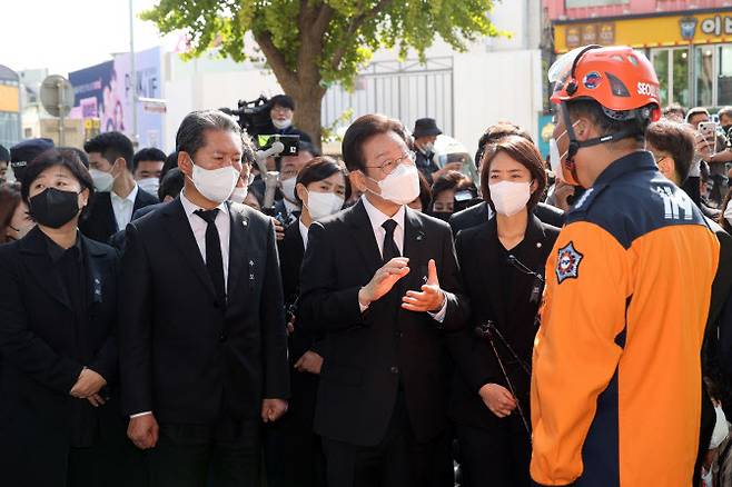 이재명 더불어민주당 대표가 31일 오전 서울 용산구 이태원 압사 참사 현장을 찾아 최성범 용산소방서장의 현장 설명을 듣고 있다. (사진= 공동취재)