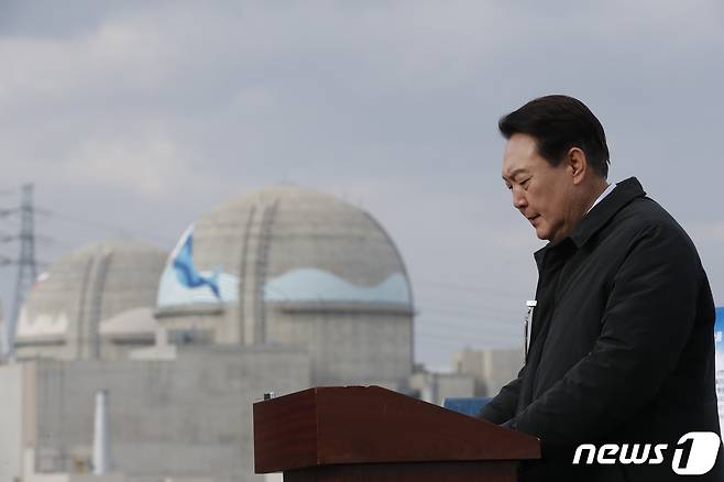 윤석열 국민의힘 당시 대선 후보가 12월29일 오후 경북 울진군 신한울원자력 발전소 3,4호기 부지에서 원전 관련 입장을 밝히고 있다. 2021.12.29/뉴스1 ⓒ News1 이승배 기자