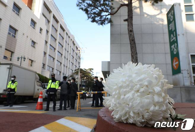 이태원 핼러윈 압사 참사로 사망자가 최소 154명이 발생한 가운데 31일 서울 용산구 순천향대학교서울병원 장례식장에 국화꽃 한 송이가 놓여 있다. 2022.10.31/뉴스1 ⓒ News1 신웅수 기자