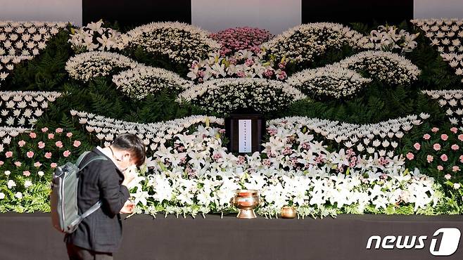 31일 서울 중구 서울광장에 마련된 이태원 참사 사망자를 위한 합동분향소를 찾은 한 시민이 헌화를 마친 뒤 눈물을 흘리고 있다. (공동취재) 2022.10.31/뉴스1 ⓒ News1 박지혜 기자