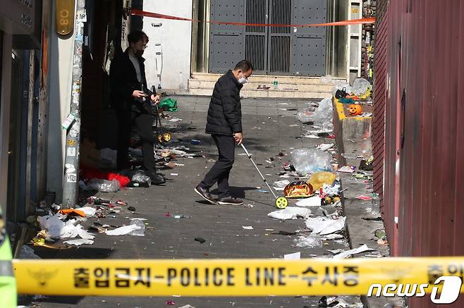 30일 오전 서울 용산구 이태원 압사 사고 현장에서 경찰 관계자들이 사고 현장 골목 폭을 측정하고 있다. 2022.10.30/뉴스1 ⓒ News1 임세영 기자