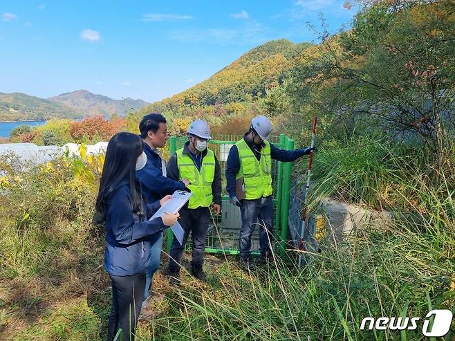 충북 괴산군 지진발생에 따른 땅밀림 우려지 현장 점검 모습