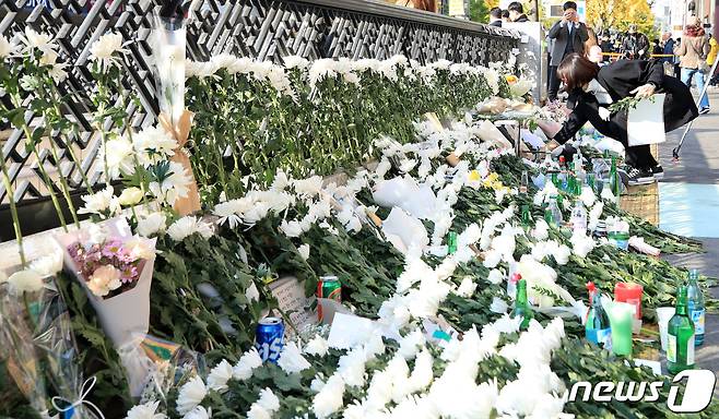 31일 오전 서울 용산구 이태원역 1번 출구에 마련된 이태원 핼러윈 참사 임시 추모공간을 찾은 시민이 희생자들을 추모하고 있다. 2022.10.31/뉴스1 ⓒ News1 구윤성 기자