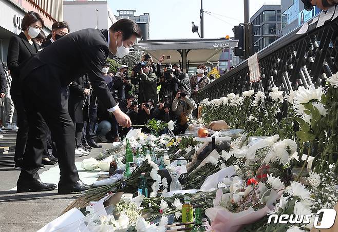 이재명 대표를 비롯한 더불어민주당 의원들이 31일 오전 서울 용산구 이태원역 1번출구에 마련된 이태원 핼러윈 압사 참사 희생자 추모공간에서 헌화하고 있다. (공동취재) 2022.10.31/뉴스1 ⓒ News1 구윤성 기자