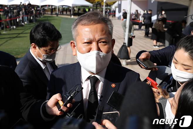 이상민 행정안전부 장관이 31일 서울 중구 서울광장에 마련된 이태원 참사 합동분향소에서 애도를 마친 후 취재진의 질문에 답하고 있다. (공동취재) 2022.10.31/뉴스1 ⓒ News1 박지혜 기자