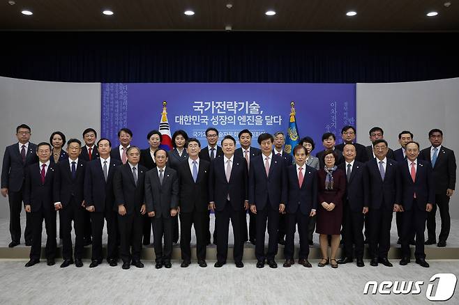 윤석열 대통령이 지난 28일 오전 용산 대통령실에서 국가과학기술자문회의 제1회 전원회의 이우일 부의장을 비롯한 민간위원들과 기념 촬영하고 있다. (대통령실 제공) 2022.10.28/뉴스1 ⓒ News1 안은나 기자