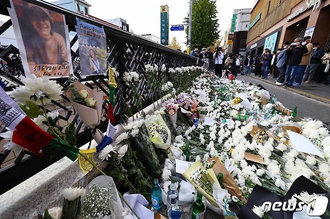 31일 서울 용산구 이태원 압사사고 현장 부근에 마련된 추모공간에 미국인 희생자 2명의 사진이 붙어 있다. (공동취재) 2022.10.31/뉴스1 ⓒ News1 구윤성 기자