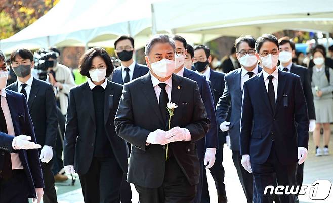 박진 외교부 장관이 31일 오후 서울 중구 서울광장에 마련된 '이태원 사고 사망자 합동분향소'를 찾아 헌화를 위해 이동하고 있다. (외교부 제공) 2022.10.31/뉴스1